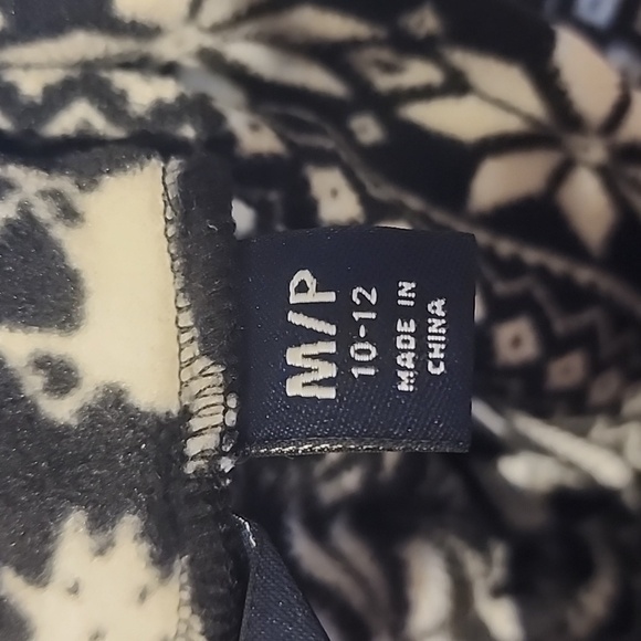 Lands’ End Holiday Black and White Winter Fleece Sweater M 10/12 Turtlen… - Picture 5 of 6